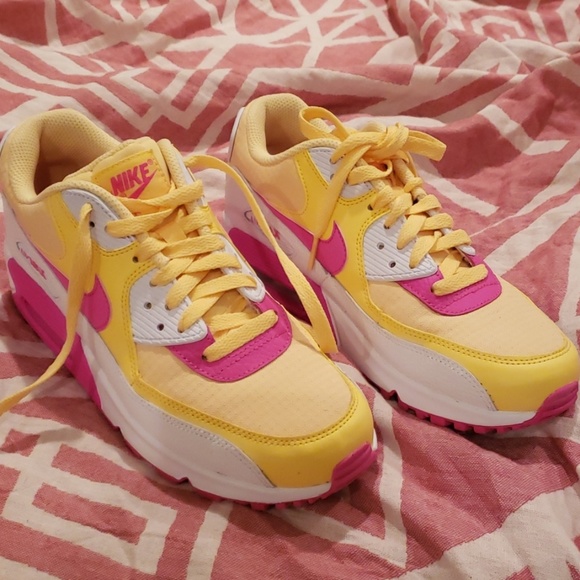 Nike Shoes - Nike air Max 90
